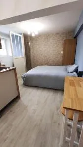 Studio neuf dans maison avec piscine - Marsat