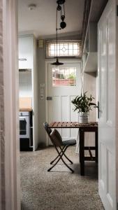 Charming Vintage Flat near Newtown. 11am checkout.