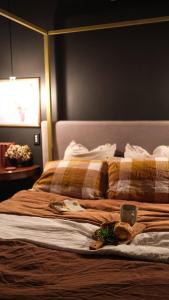 Charming Vintage Flat near Newtown. 11am checkout.