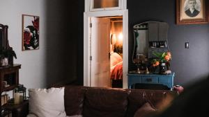 Charming Vintage Flat near Newtown. 11am checkout.