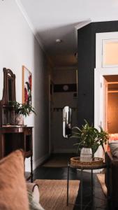 Charming Vintage Flat near Newtown. 11am checkout.