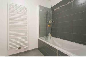 Appartements Cozy & Quiet Getaway Just 300m from Paris with Free Private Parking : photos des chambres