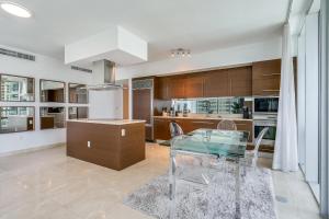 ICON Brickell Miami- 2 bedroom Condo with City and water views!