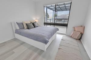 Little Miss - 49 ONeills Road, LE
