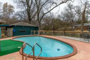 6 Queen Bed Home Near White Rock POOL & DECK! - ميسكوايت