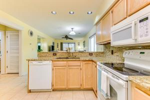 7 Mi to North Myrtle Beach Condo with Pool Access