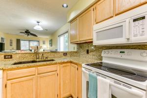 7 Mi to North Myrtle Beach Condo with Pool Access