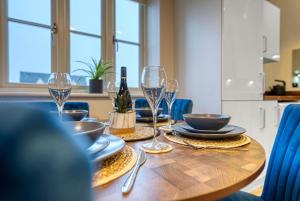 Accommodates 4 guests, 28night minimum stay ,Perfect for corporate stays