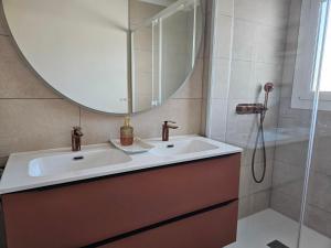 123 non Appartement renové au dernier étage en ville et au calme