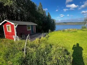 Liten sovstuga nära till sjö - Hillsand