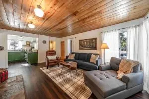 The Cedar House Walk To Town Fireplace And Ac - Lakeshore