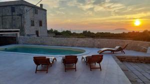 Villa on Biševo - transfer and car included, 5 min to the sea