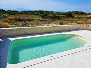 Villa on Biševo - transfer and car included, 5 min to the sea