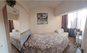flat next to papas
