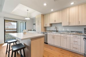 Spacious 1br Condo W Patio & Close To Old Town