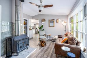 Cozy & Modern w Hot Tub, Fire Pit, Grill & Pond