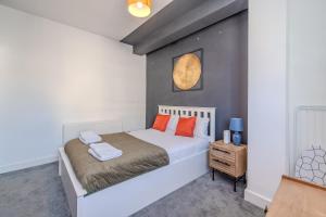 Super Central 2 Bedroom Flat Next to Brighton Beach & Shopping Center