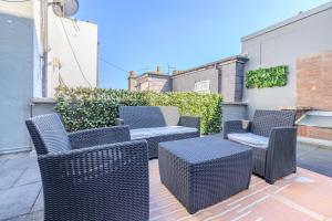 Super Central 2 Bedroom Flat Next to Brighton Beach & Shopping Center