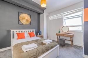 Super Central 2 Bedroom Flat Next to Brighton Beach & Shopping Center