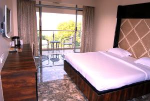 Hotel Apaar with Sea Face Garden Restaurant