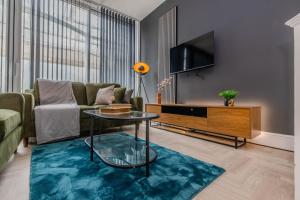 Amazing 3 Bedroom Flat I Next To Brighton Beach & Shopping Center