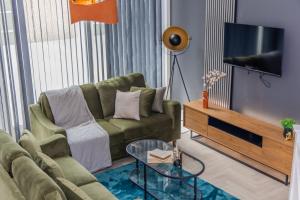 Amazing 3 Bedroom Flat I Next To Brighton Beach & Shopping Center