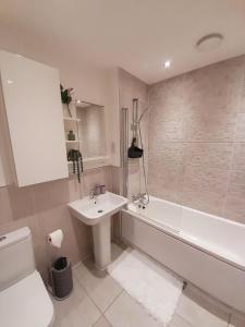 Spacious 3BR House with 3 Bathrooms ideal for Families, Professionals and Relocators near NEC, BHX, HS2 and JLR with Travel Cot, Pets Allowed and Free Parking