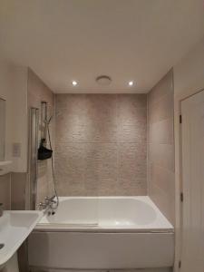 Spacious 3BR House with 3 Bathrooms ideal for Families, Professionals and Relocators near NEC, BHX, HS2 and JLR with Travel Cot, Pets Allowed and Free Parking