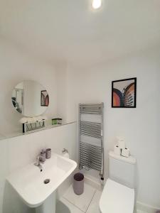 Spacious 4BR House with 2 Bathrooms and 1 WC ideal for Families, Professionals and Relocators near NEC, BHX, HS2 and JLR with Travel Cot, Pets Allowed and Free Parking - The Home Makers Hub