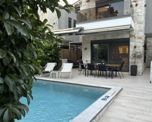 Domenica Diamond Villas - Heated Pool & 80m from the Beach