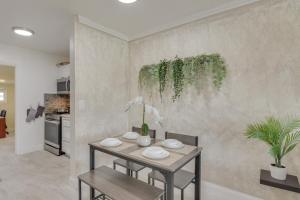 Couples World Cup Base 5 Mi to Hard Rock Stadium!