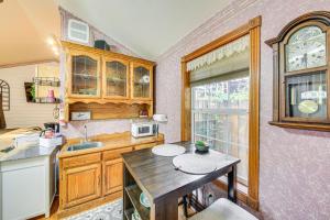 Homey Pet-Friendly Libby Cottage with Yard by Creek!