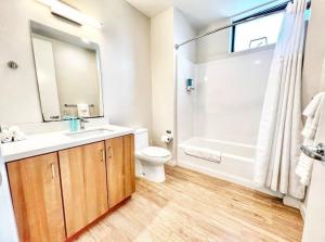 Sweet studios in downtown steps from Petco Park and Convention Center