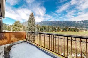 Cozy Condo Scenic Balcony Adjacent Golf Course