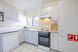 Mistral Court, 15 17 Mistral Close - fantastic unit with wifi and water views