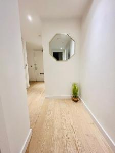Modern Canary Wharf Apartment - Prime for Business & Family - Near Tube Access