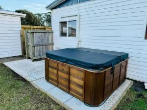 The Bach - Spa Pool, Pets, Scooters & Family Friendly - Coroglen