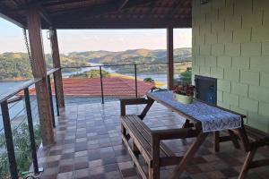 Casa de campo com vista para represa