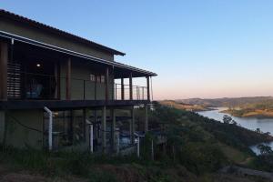 Casa de campo com vista para represa