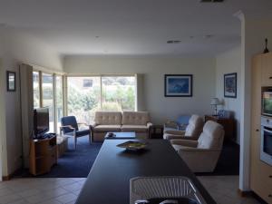 Two Bays 37 Encounter Crs Middleton - Linen Included