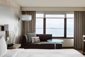 M Club Room with Club Lounge Access One King room in San Francisco Airport Marriott Waterfront