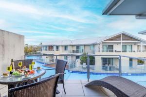 Pacific Blue 244, 255 Sandy Point Rd - pool, aircon, linen and resort features
