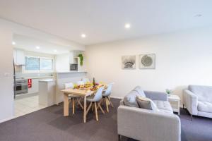 Pacific Blue 244, 255 Sandy Point Rd - pool, aircon, linen and resort features