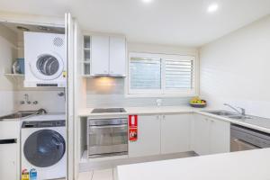 Pacific Blue 244, 255 Sandy Point Rd - pool, aircon, linen and resort features