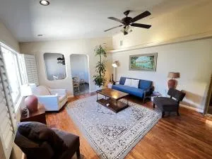 Cozy Family Hideaway, sleeps 8, 4 tv's yard, shops - Simi Valley