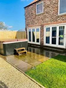 Barn near York with hot tub - Perfect for Groups and Families - Lambs Pasture - Bubwith