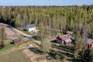 Kotoisa mökki paljulla ja puusaunalla