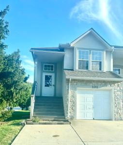 Olathe sleeping Beauty 3bdr and 2 baths