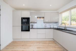 LANGLEY HOUSE 5beddouble with smart TV Loved by TRADES teams fully equipped new fitted kitchen FREE PARKING for 3 vehicles