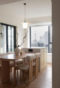 Eastern Hub - Bund Branch 3-Bedroom Near Yuyuan Garden, Nanjing Road with Shanghai Tower Views, Near Subway - Hotel 2 stelle a Shanghai